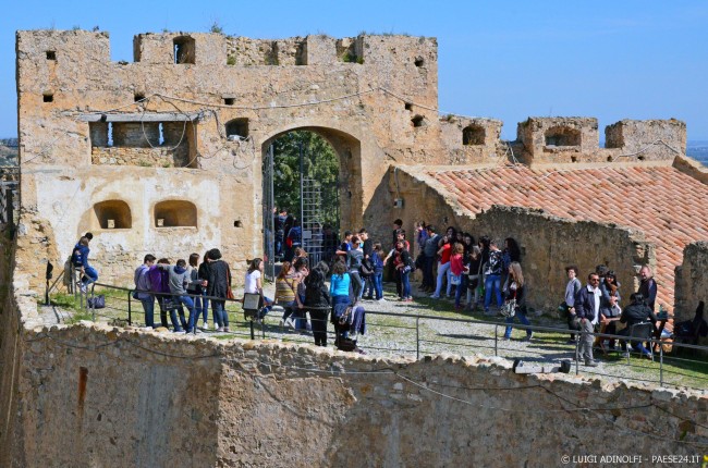 Rocca Imperiale, “L’Orlando Furioso” attrattore per le scuole. Ariosto guida gli studenti nel castello (FOTOGALLERY)