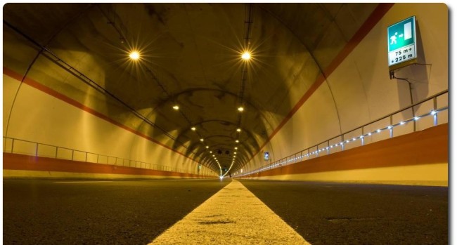 Montegiordano, si stacca cassone di autocarro in galleria Ss 106. Illeso conducente Montegiordano, si stacca cassone di autocarro in galleria Ss 106. Illeso conducente