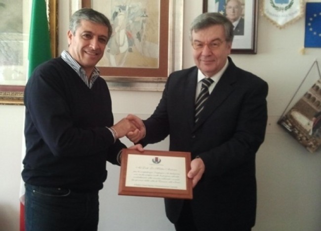 Cassano, sindaco Papasso omaggia dirigente Di Matteo per suo impegno nella scuola