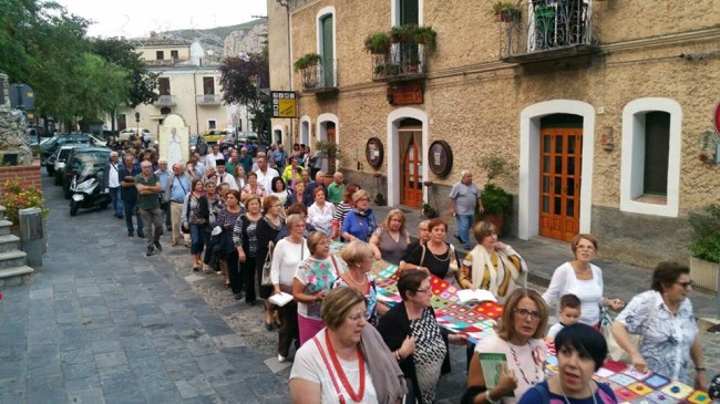 La “Sciarpa della Pace” sfila a Civita. Realizzata all’uncinetto dai nonni calabresi