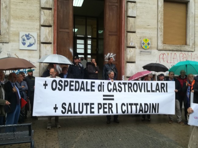 Manifestazione in difesa dell’Ospedale di Castrovillari davanti all’Asp di Cosenza