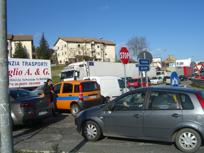 “Movimento dei forconi”, il blocco dei tir arriva anche in Calabria “Movimento dei forconi”, il blocco dei tir arriva anche in Calabria