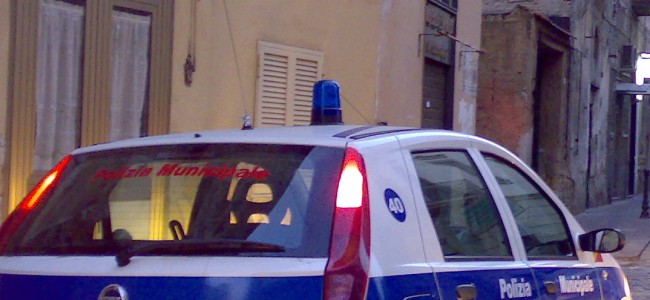 Rossano, gomme tagliate auto vigilessa. Sindaco: «Sarà fatta luce sull’accaduto» Rossano, gomme tagliate auto vigilessa. Sindaco: «Sarà fatta luce sull’accaduto»