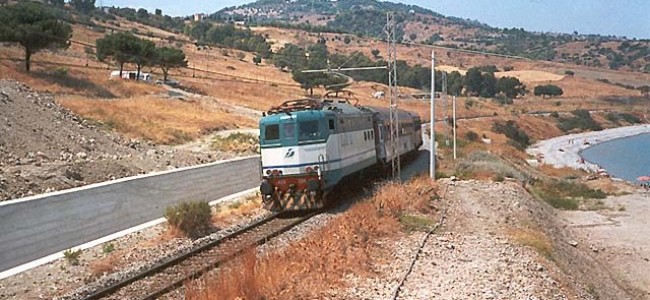 Treni, continui disagi sulla Sibari-Taranto. Pendolari esasperati: «Regione ritiri concessione a Trenitalia» Treni, continui disagi sulla Sibari-Taranto. Pendolari esasperati: «Regione ritiri concessione a Trenitalia»