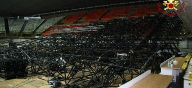 Reggio Calabria, crolla palco per concerto Laura Pausini. Muore un giovane operaio Reggio Calabria, crolla palco per concerto Laura Pausini. Muore un giovane operaio