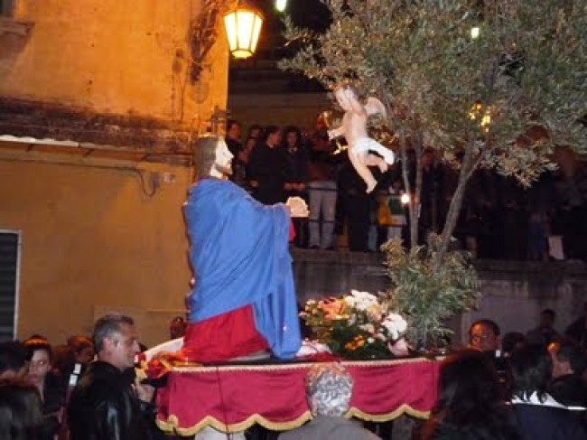 Al via la settimana santa. A Rossano la suggestiva Via Crucis vivente nel centro storico Al via la settimana santa. A Rossano la suggestiva Via Crucis vivente nel centro storico