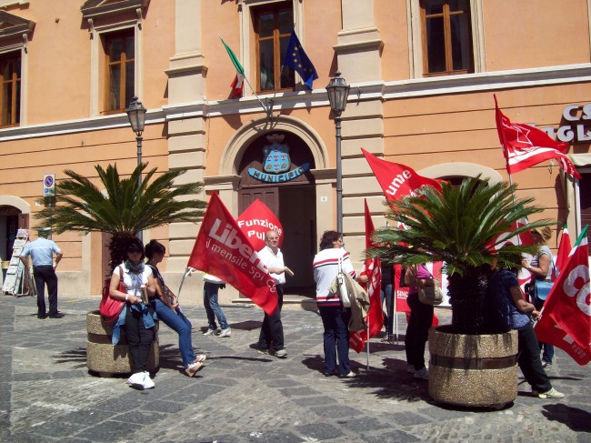 Rossano, lavoratrici protestano davanti al Comune