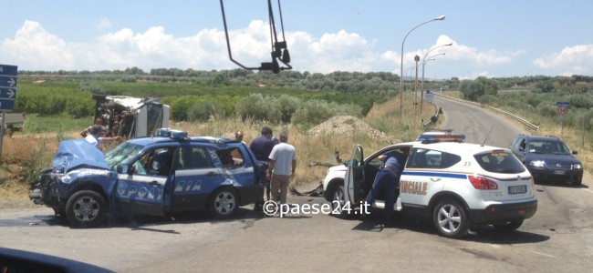 ULTIM’ORA. Cassano, violento scontro tra auto Polizia e furgoncino. Grave un poliziotto ULTIM’ORA. Cassano, violento scontro tra auto Polizia e furgoncino. Grave un poliziotto