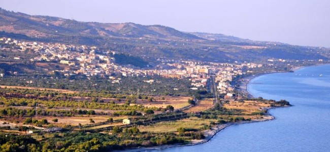 Trebisacce, strana schiuma nel mare. Sindaco tranquillizza cittadini e turisti Trebisacce, strana schiuma nel mare. Sindaco tranquillizza cittadini e turisti