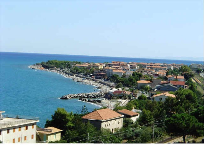 Roseto, sale su albero e impatta contro cavi elettrici. Ustioni e ferite per un 43enne. Tragedia sfiorata Roseto, sale su albero e impatta contro cavi elettrici. Ustioni e ferite per un 43enne. Tragedia sfiorata