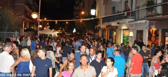 Trebisacce, è Raf il re della Notte Bianca. Piazze e vie della città invase Trebisacce, è Raf il re della Notte Bianca. Piazze e vie della città invase