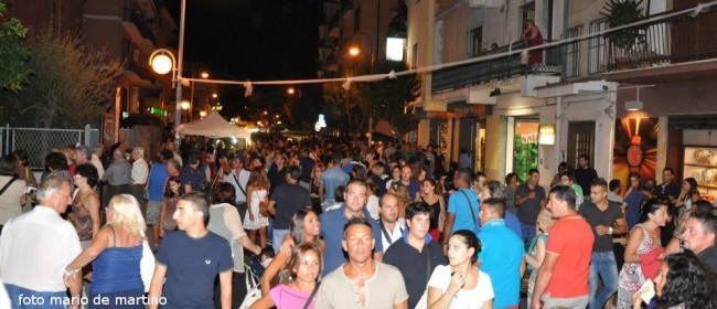 Trebisacce, è Raf il re della Notte Bianca. Piazze e vie della città invase Trebisacce, è Raf il re della Notte Bianca. Piazze e vie della città invase