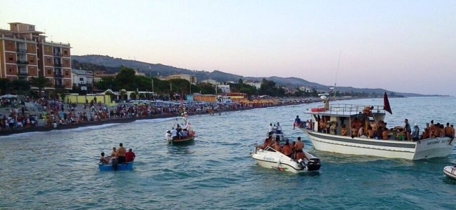 Trebisacce festeggia San Rocco. Si rinnova il rito del corteo di barche Trebisacce festeggia San Rocco. Si rinnova il rito del corteo di barche