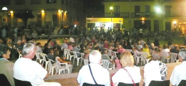 Trebisacce, cittadini in piazza per la festa di Sinistra Ecologia e Libertà Trebisacce, cittadini in piazza per la festa di Sinistra Ecologia e Libertà