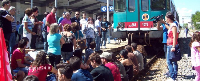 Trasporti, “Terra e Popolo” occupa i binari a Rossano. «Questo è solo l’inizio» Trasporti, “Terra e Popolo” occupa i binari a Rossano. «Questo è solo l’inizio»