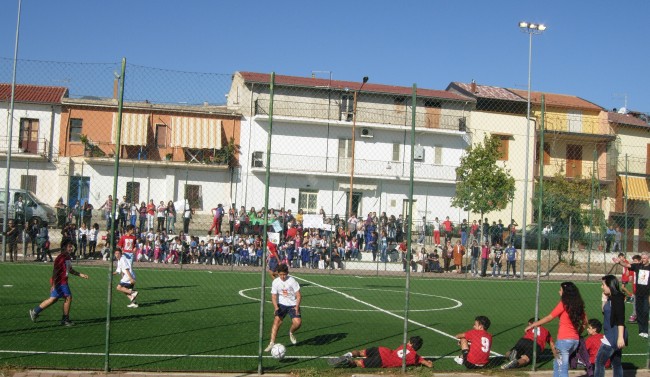 Villapiana, gli alunni del Comprensivo in campo per un calcio alla poliomelite Villapiana, gli alunni del Comprensivo in campo per un calcio alla poliomelite