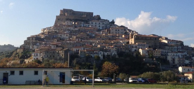 Calcio, 3^ categoria. Schiavonea fa un campionato a sè. Oriolo e Rocca vincono derby Alto Jonio Calcio, 3^ categoria. Schiavonea fa un campionato a sè. Oriolo e Rocca vincono derby Alto Jonio