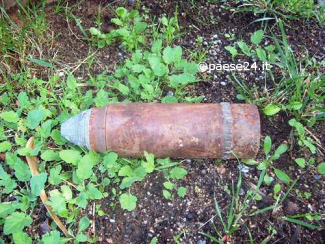 Rossano, va a raccogliere ortaggi e trova residuo bellico. Chiusa una scuola e ordigno disinnescato Rossano, va a raccogliere ortaggi e trova residuo bellico. Chiusa una scuola e ordigno disinnescato