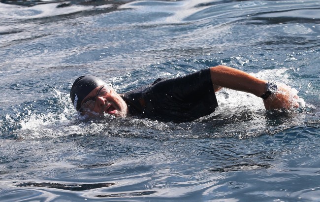 Trebisacce, a nuoto lo Stretto di Messina per riaprire ospedale. Provocazione di un giovane