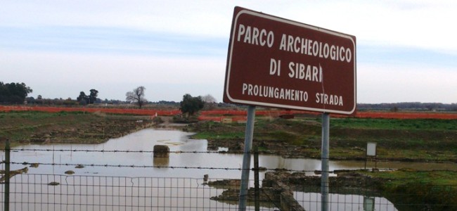 Sibari, dopo 19 mesi riprendono i lavori di ripulitura dell’area archeologica Sibari, dopo 19 mesi riprendono i lavori di ripulitura dell’area archeologica