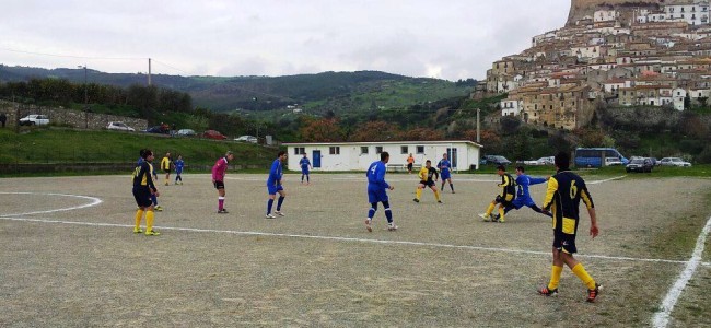 Calcio, in 2^ categoria Sofiota aggancia Terranova. In 3^ Sibari e Rocca non si fanno male Calcio, in 2^ categoria Sofiota aggancia Terranova. In 3^ Sibari e Rocca non si fanno male