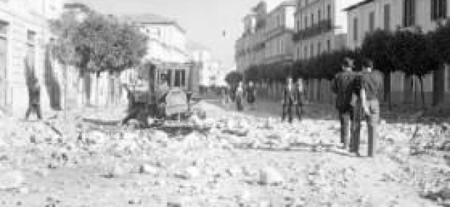 Cosenza, 12 aprile 1943. La città bombardata durante la Seconda Guerra Mondiale Cosenza, 12 aprile 1943. La città bombardata durante la Seconda Guerra Mondiale
