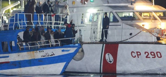 Barca in legno con 70 immigrati al largo di Rossano. Messi in salvo dalla Guardia Costiera Barca in legno con 70 immigrati al largo di Rossano. Messi in salvo dalla Guardia Costiera