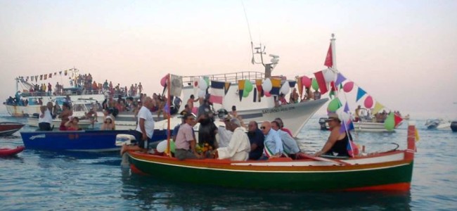 A Trebisacce la tradizionale processione di barche per San Rocco A Trebisacce la tradizionale processione di barche per San Rocco