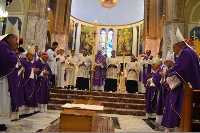 A San Marco l’ultimo saluto al vescovo Domenico Crusco. Cento sacerdoti all’altare