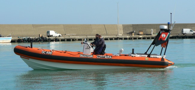 Laghi Sibari, barca con padre e figlio in balìa del mare portata in salvo da Guardia Costiera Laghi Sibari, barca con padre e figlio in balìa del mare portata in salvo da Guardia Costiera