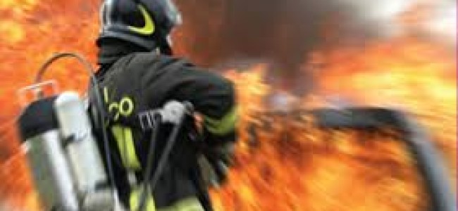 Amendolara, veicolo in fiamme nel centro cittadino Amendolara, veicolo in fiamme nel centro cittadino