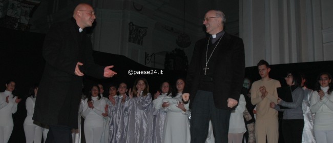 Oriolo abbraccia don Nunzio. Il vescovo e neo segretario Cei al musical del Movimento Apostolico