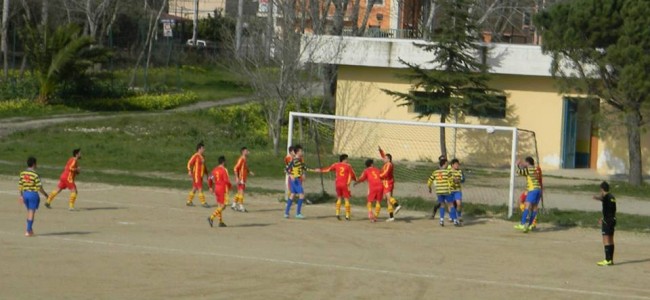 Calcio, 2^ categoria. Amendolara sbanca Sibari. Entusiasmante corsa al vertice Calcio, 2^ categoria. Amendolara sbanca Sibari. Entusiasmante corsa al vertice