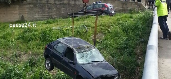 Cassano, giovane giù da un ponte con l’auto. Miracolosamente illeso Cassano, giovane giù da un ponte con l’auto. Miracolosamente illeso