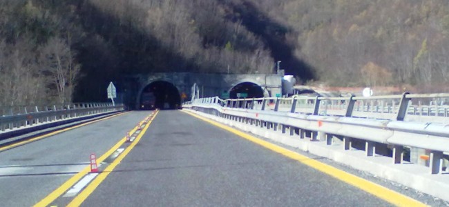 Lavori nella “Galleria Fossino” di Laino Borgo, la Cgil denuncia irregolarità nel cantiere Lavori nella “Galleria Fossino” di Laino Borgo, la Cgil denuncia irregolarità nel cantiere