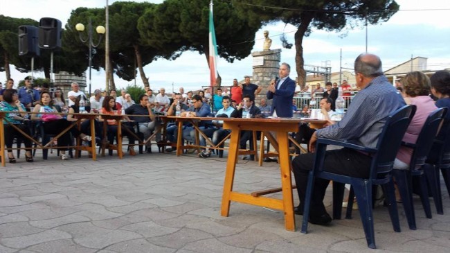 Rocca Imperiale, sindaco Ranù presenta la nuova Giunta in piazza