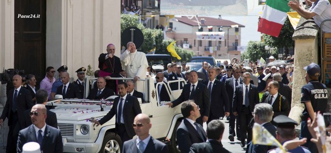 Cassano, Papa scomunica ‘ndrangheta e invita i preti ad essere vicini alle famiglie Cassano, Papa scomunica ‘ndrangheta e invita i preti ad essere vicini alle famiglie