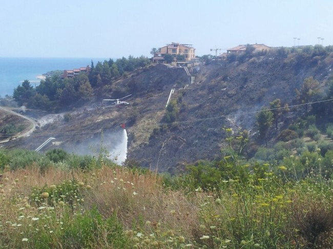 Roseto, Incendio lambisce un villaggio turistico. A fuoco 15 ettari di macchia mediterranea