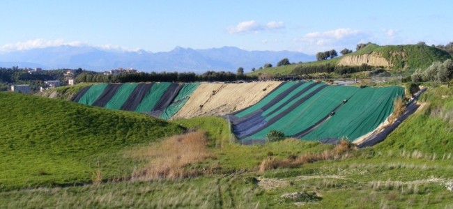 Rifiuti, la denuncia di Terra e Popolo: «Materiale pericoloso nell’ex discarica di Corigliano» Rifiuti, la denuncia di Terra e Popolo: «Materiale pericoloso nell’ex discarica di Corigliano»