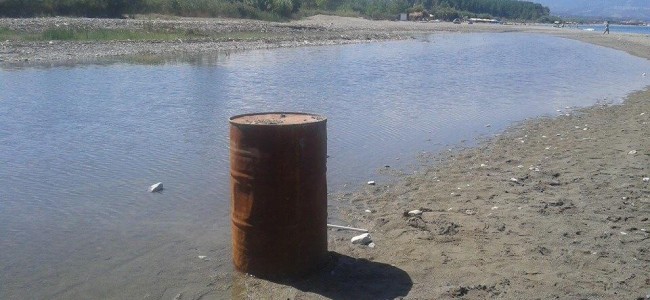 Rossano, dal fiume sbuca fuori un fusto metallico. I Verdi: «Attacco alla nostra salute» Rossano, dal fiume sbuca fuori un fusto metallico. I Verdi: «Attacco alla nostra salute»