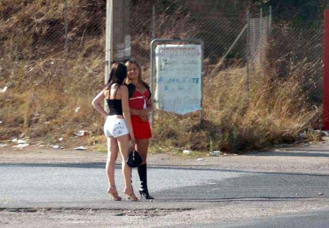 “Meretrici” si accapigliano sulla Ss 106 per la conquista di uno “spazio di lavoro” “Meretrici” si accapigliano sulla Ss 106 per la conquista di uno “spazio di lavoro”