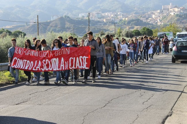 Corigliano, studenti in corteo contro la riforma della scuola Corigliano, studenti in corteo contro la riforma della scuola