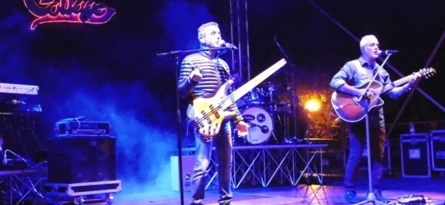 Rossano, il pop melodico dei Collage scalda il pubblico della “Festa d’autunno” Rossano, il pop melodico dei Collage scalda il pubblico della “Festa d’autunno”