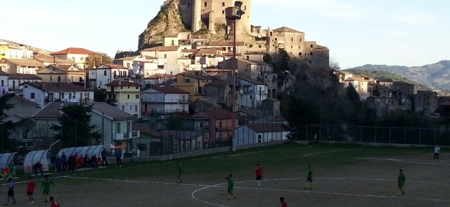 Calcio, 2^cat. Oriolo d’alta quota. Pari esterno per Amendolara. Male Trebisacce e Rocca Calcio, 2^cat. Oriolo d’alta quota. Pari esterno per Amendolara. Male Trebisacce e Rocca