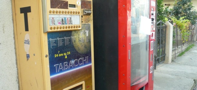 Trebisacce, rubano soldi e sigarette da un distributore danneggiandolo con materiale esplodente Trebisacce, rubano soldi e sigarette da un distributore danneggiandolo con materiale esplodente