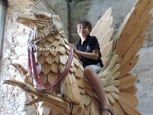 Rocca Imperiale, il piccolo Davide con l’Ippogrifo vola verso il set di “Che Dio ci aiuti” Rocca Imperiale, il piccolo Davide con l’Ippogrifo vola verso il set di “Che Dio ci aiuti”