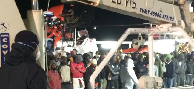 Attraccata a Corigliano nave con centinaia di migranti. E’ il secondo sbarco in dieci giorni Attraccata a Corigliano nave con centinaia di migranti. E’ il secondo sbarco in dieci giorni