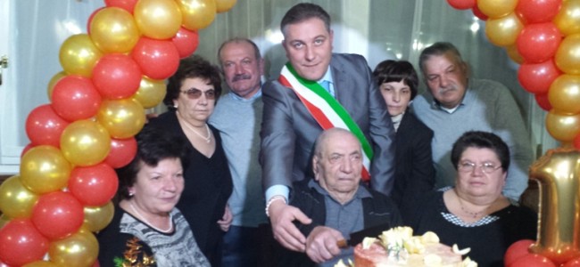 Morano, 100 anni e non sentirli. Festa e targa ricordo dal Comune per nonno Alberto Morano, 100 anni e non sentirli. Festa e targa ricordo dal Comune per nonno Alberto