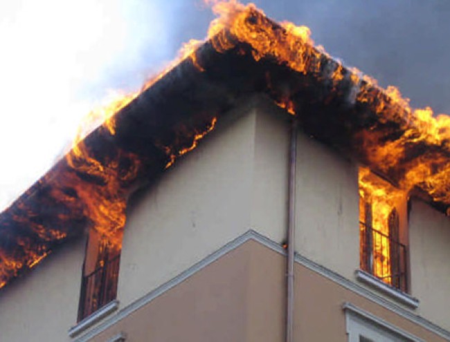 San Lorenzo Bellizzi, le fiamme divorano un’abitazione. Per fortuna la famiglia non era in casa