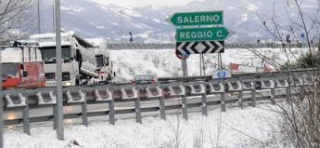 A3, nevicate sul tratto calabro-lucano. Per diverse ore mezzi pesanti deviati A3, nevicate sul tratto calabro-lucano. Per diverse ore mezzi pesanti deviati